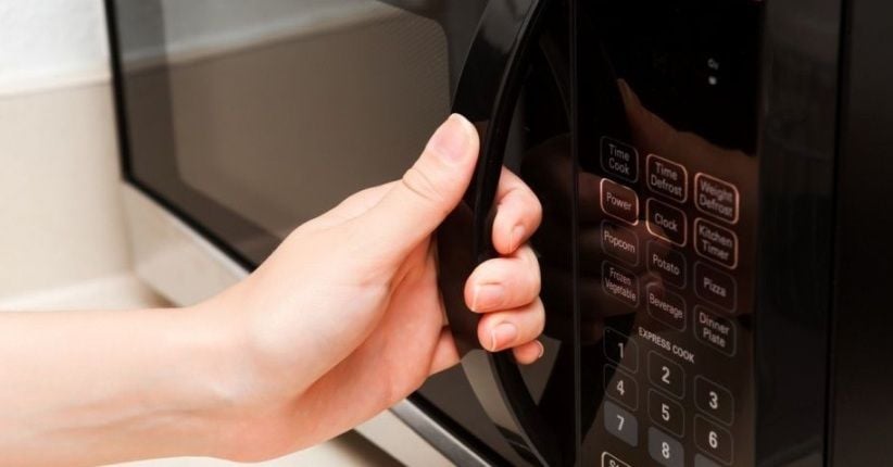 Selain Ayam dan Telur, Jangan Panaskan 5 Makanan Ini di Microwave