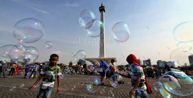 Menikmati Keindahan Jakarta dari Puncak Monas Diiringi Lagu Nasional