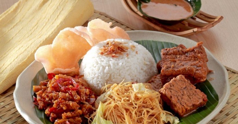 Weekend, Asyiknya Bikin Nasi Uduk Sambal Kacang Spesial