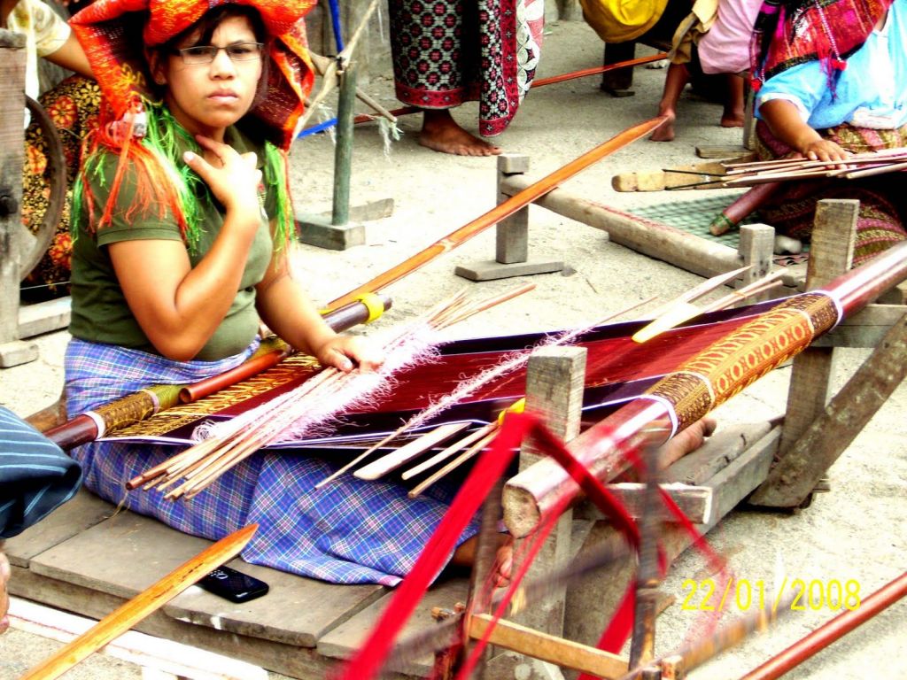 Ingin Travelling ke Medan? Yuk, Incar Ulos Tradisional Khas Samosir