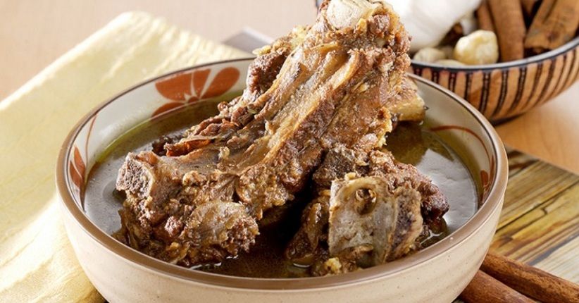 Makan Malam dengan Sup Konro, Santapan Lezat saat Hujan