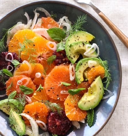 Segarnya Menyantap Salad Alpukat-Jeruk dengan Irisan Adas