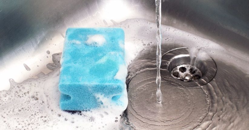 Ini Alasan Spons Cuci Piring Harus Diganti Dua Minggu Sekali