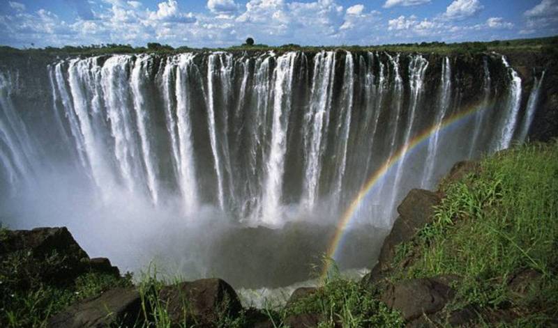 Sensasi Berenang di Puncak Tebing Air Terjun Paling Berbahaya di Dunia
