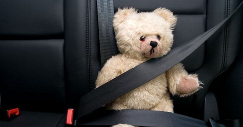 Ajak Anak Duduk di Kursi Depan Mobil, Ini Bahaya yang Mengintai