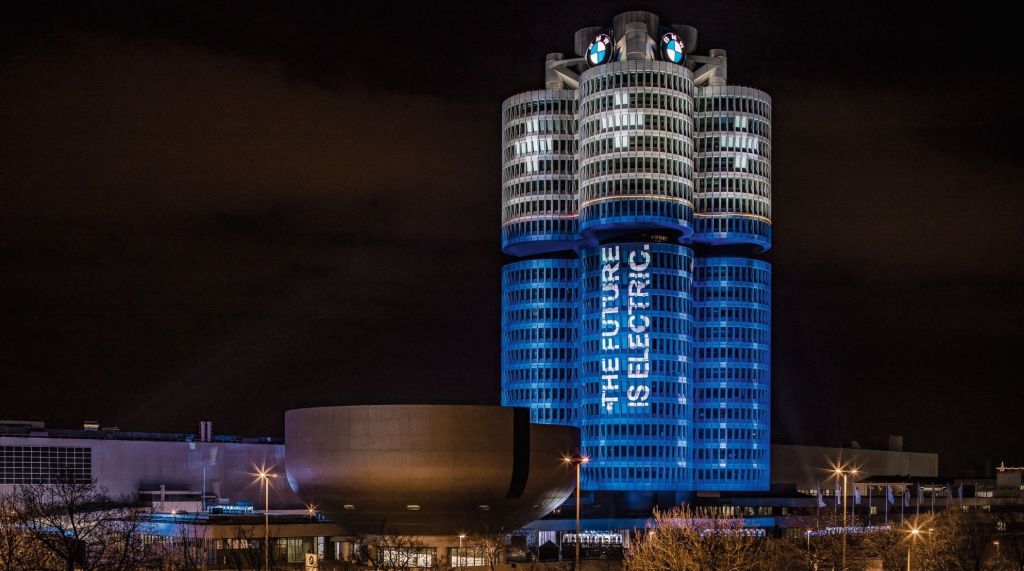 Gedung BMW Disulap Menyerupai 4 Baterai Raksasa
