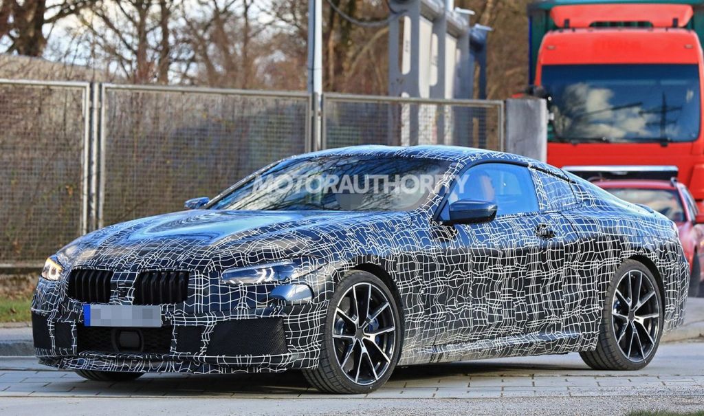 BMW Seri 8 Tertangkap Kamera Pengintai Mengaspal di Jalan