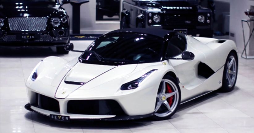 Hypercar Langka Terparkir di Negeri Gurun Pasir