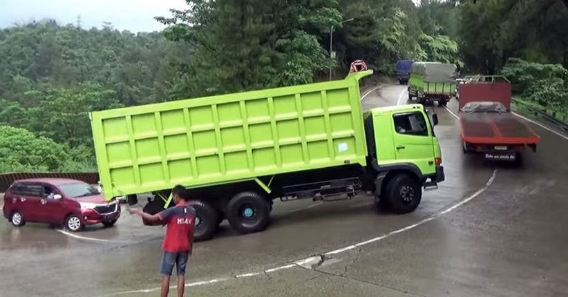 Lintasi Jalan Menanjak dan Turunan Ekstrem, Anda Harus Perhatikan Ini