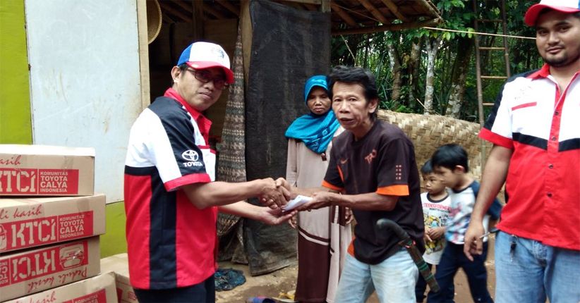 â€‹Komunitas Toyota Calya Santuni Korban Kebakaran