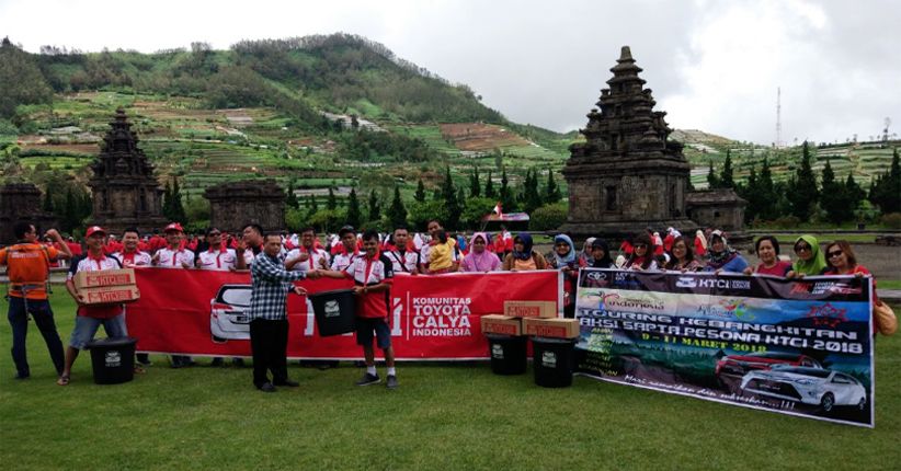 Komunitas Toyota Calya Gelar Bersih-Bersih di Candi Arjuna