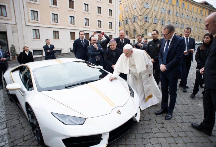 Paus Fransiskus Lelang Lamborghini Huracan untuk Amal