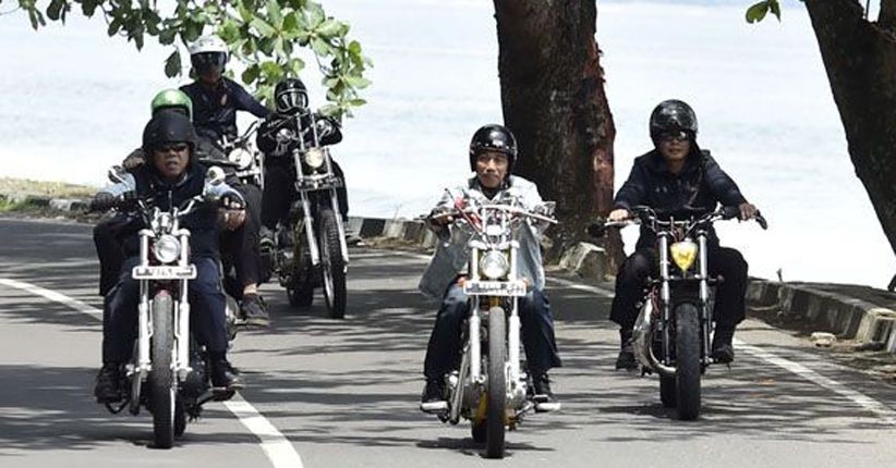 Aksi Jokowi Touring Tunggangi Motor Chopper Royal Enfield