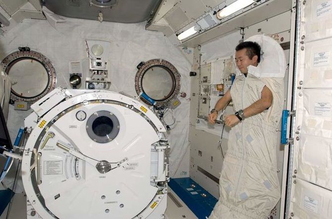 Tidur di Luar Angkasa, Ini Cara Astronot Bisa Istirahat dengan Baik