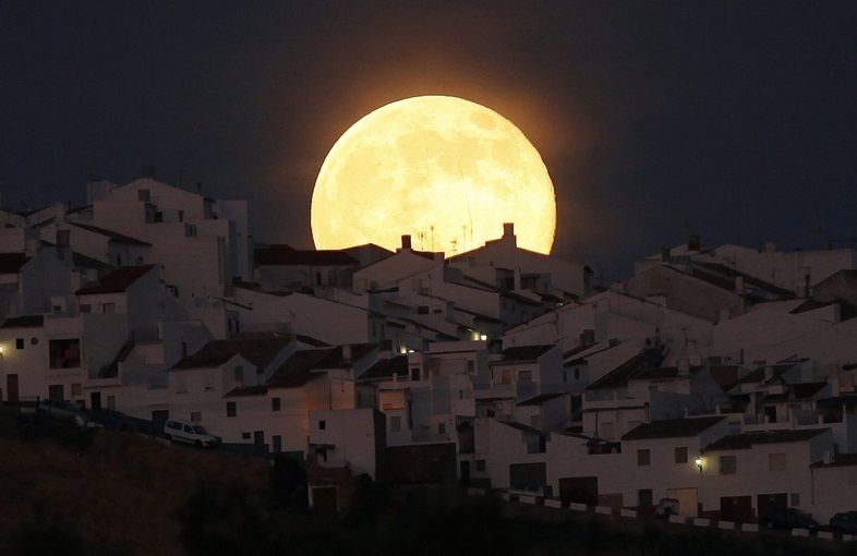 Bakal Sapa Bumi Nanti Malam, Apa Itu Supermoon?