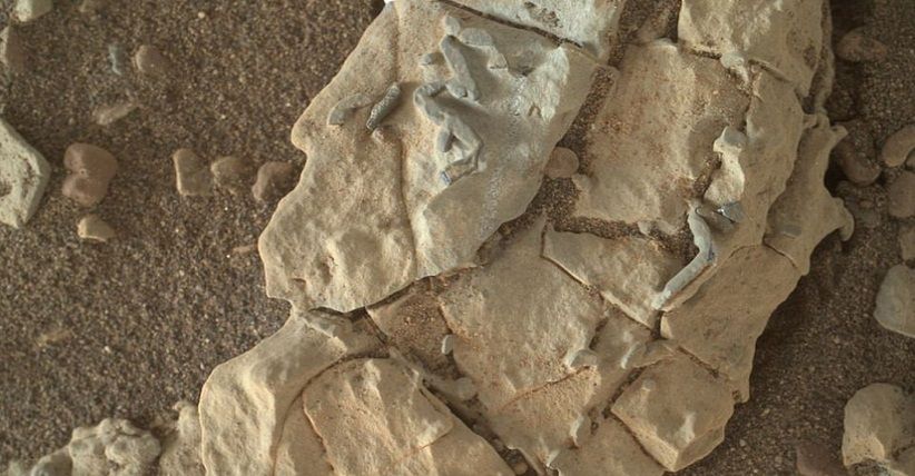 Ada Benda Aneh Berbentuk Stick Terukir di Atas Batu Mars