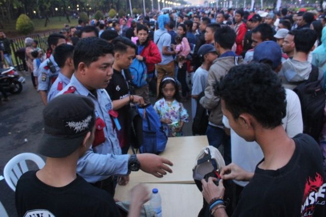 Petugas Keamanan Monas Amankan Senjata Tajam dan Miras