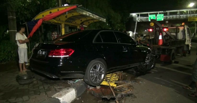 Sedan Mewah Tabrak Trotoar di Tambora, 3 Orang Terluka