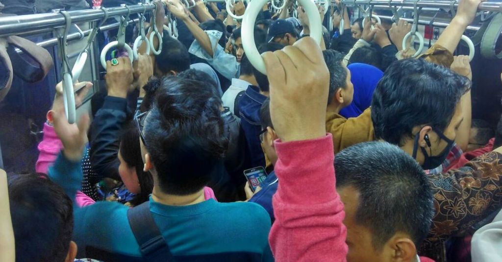 Hingga Malam Hari, Penumpang Masih Menumpuk di Stasiun Tanah Abang