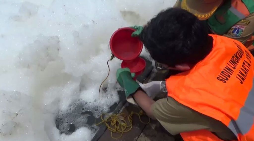 Lautan Busa Meluas dari KBT ke Kali Ancol, Ini Hasil Uji Lab Pemprov