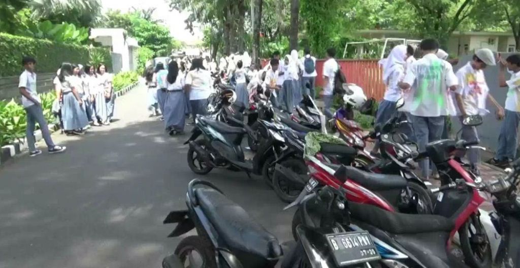 Puluhan Pelajar Corat-coret Seragam Usai Ujian Nasional di Menteng   