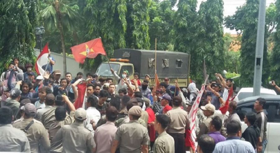 Demo Warga di Depan DPRD Bekasi Berakhir Ricuh, Peserta Aksi Pingsan