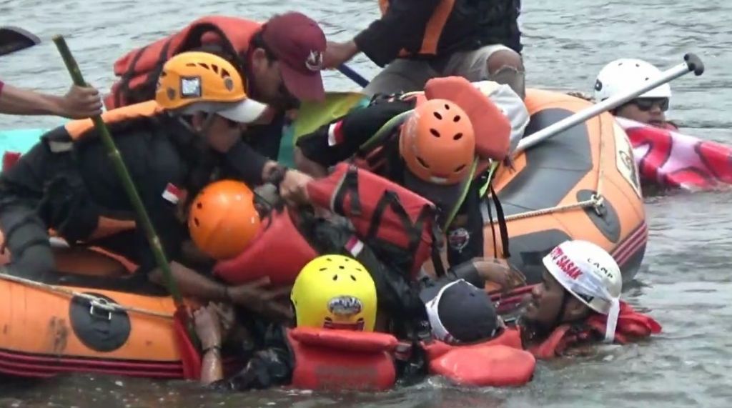 Demo Tol Serpong-Cinere, Peserta Pingsan saat Ceburkan Diri ke Waduk