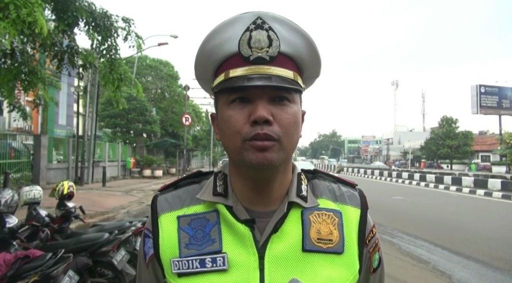 Viral, Pengemudi Mobil Seruduk Polisi ala Zinedine Zidane di Matraman