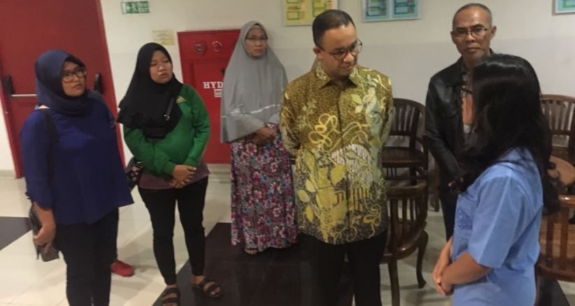 Jenguk Petugas PMK Korban Kebakaran Taman Kota, Anies: Ini Contoh Hero