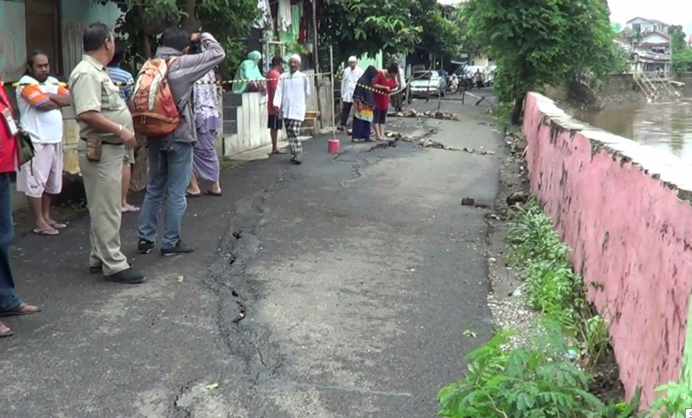 Jalan di Matraman yang Retak Belum Diperbaiki dalam Waktu Dekat