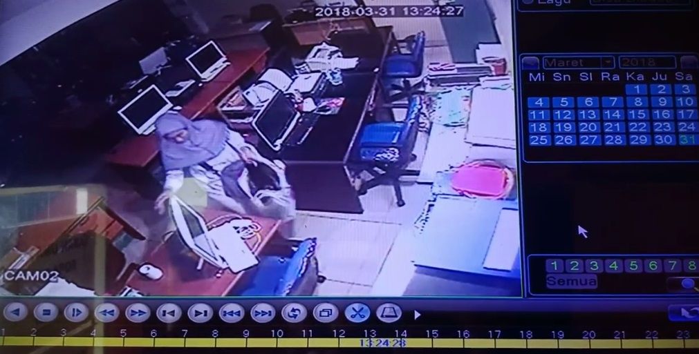 Terekam Kamera CCTV, Emak-Emak Berjilbab Curi Komputer di Jatinegara