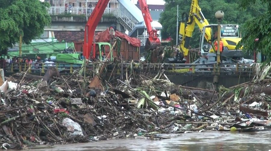 Banjir Kiriman dari Bogor, 1.500 Ton Sampah Migrasi ke Jakarta