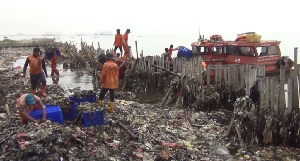 Tumpukan Sampah Plastik Rusak Keindahan Pesisir Pantai Utara Jakarta