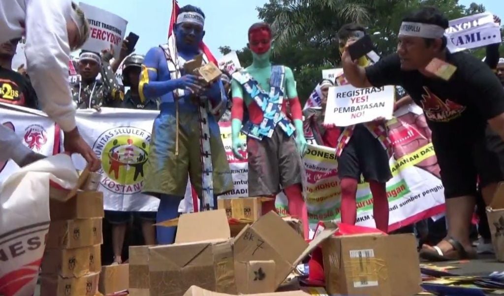 Demo Penjual Pulsa se-Tangerang, Bakar Ratusan Kartu Perdana