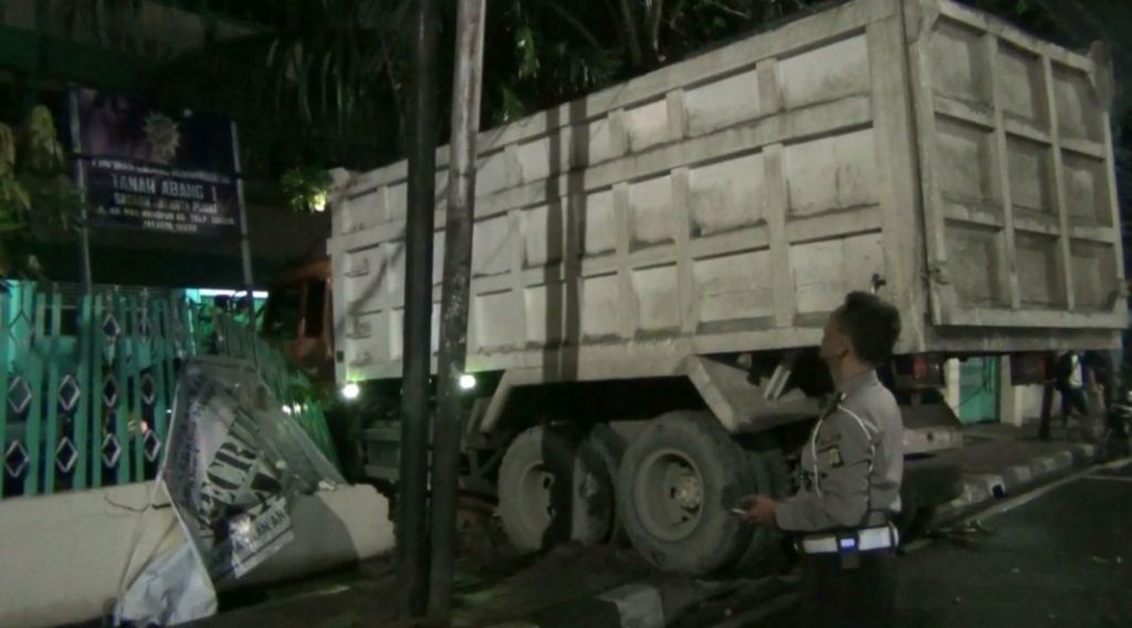 Rem Blong, Truk Muat Pasir Seruduk Pagar Sekolah di Tanah Abang