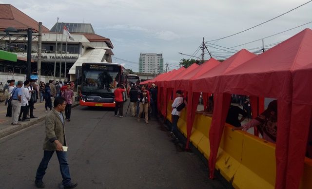 Tak Dapat Jatah Tenda, PKL Nekat Jualan di Atas Trotoar