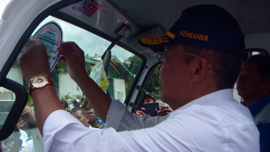 Sidak, Kemenhub Minta Supir Truk Kenakan Jas Berdasi saat Bekerja 