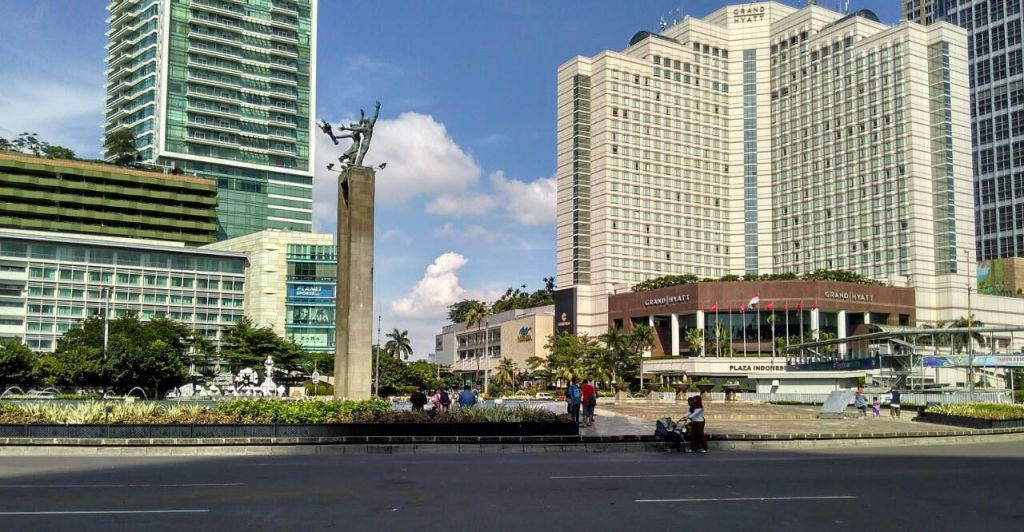 Penataan Thamrin-Sudirman, Tebang Pohon Tua dan Bongkar Pagar Gedung