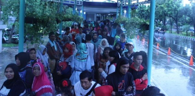 Hujan Deras dan Angin Kencang, Warga Jakarta Tetap Padati Monas