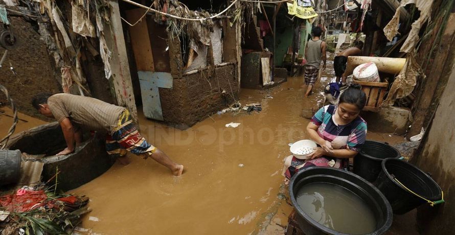 Banjir Sudah Surut, Warga Kembali Bersih-Bersih Rumah