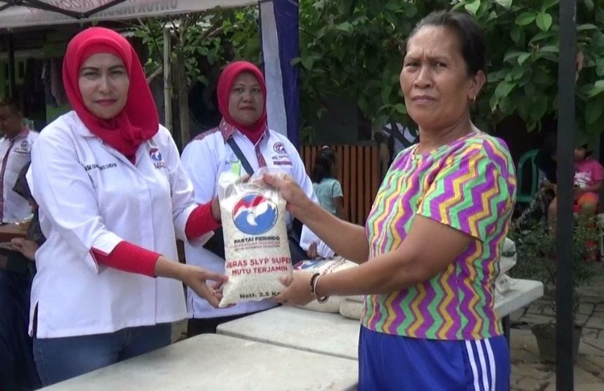 Bagikan 300 Beras, Kartini Perindo Ringankan Beban Warga Tangerang