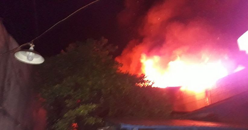 Kebakaran Hebat di Jembatan Besi, 21 Unit PMK Dikerahkan