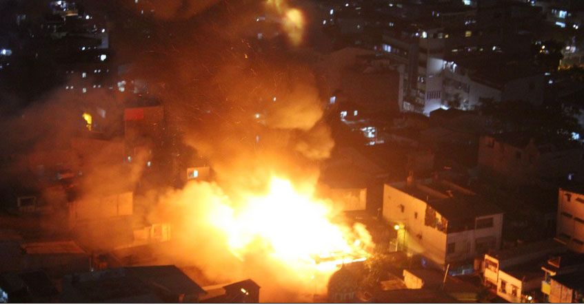 Kebakaran di Jembatan Besi Hanguskan Puluhan Rumah, Petugas Terluka