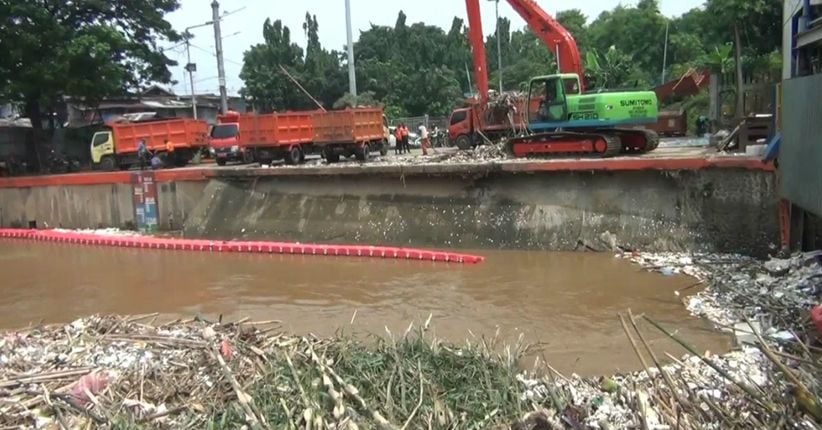 14 Truk Dikerahkan Angkut Tumpukan Sampah di Pintu Air Manggarai