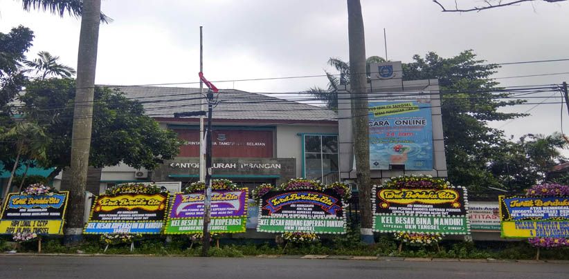 Karangan Bunga Korban Tanjakan Emen Penuhi Kelurahan Pisangan Ciputat