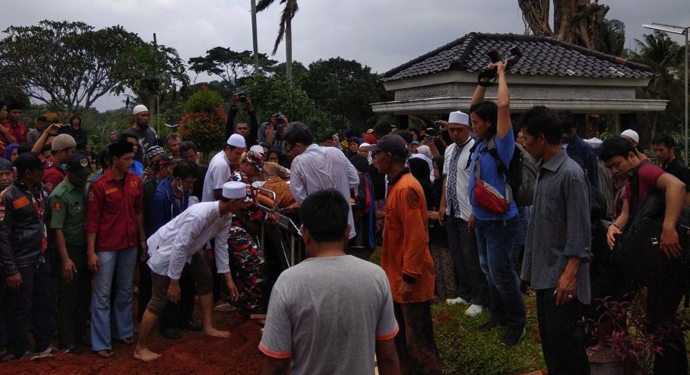 Jenazah Ketua Rombongan KSP Permata Dimakamkan Terpisah