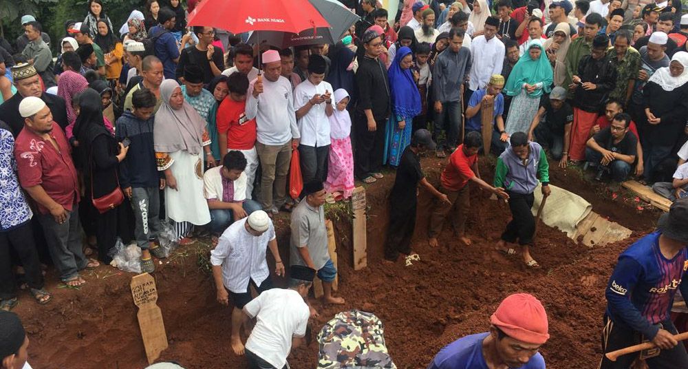 Jono dan Sugianti, Pasangan Suami Istri Ikut Dimakamkan Massal
