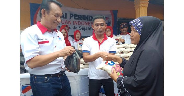 Sapa Warga Kampung Siluman, Kartini Perindo Bagikan 500 Paket Sembako