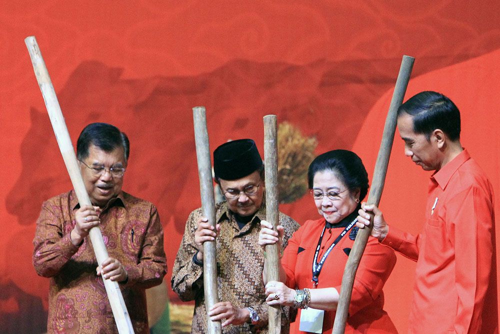 Presiden Jokowi Antar BJ Habibie Pulang dengan Mobil RI 1