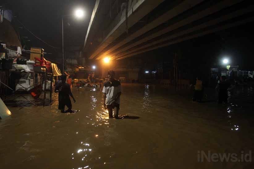 Kebon Pala Masih Terendam 3 Meter, Warga Bertahan di Lantai 2 